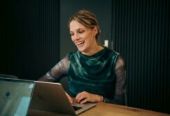 Nine Plus People lachende werknemer goede balans