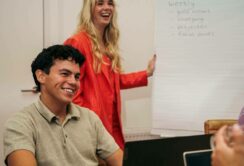 Nine Plus People medewerker overleg lachen