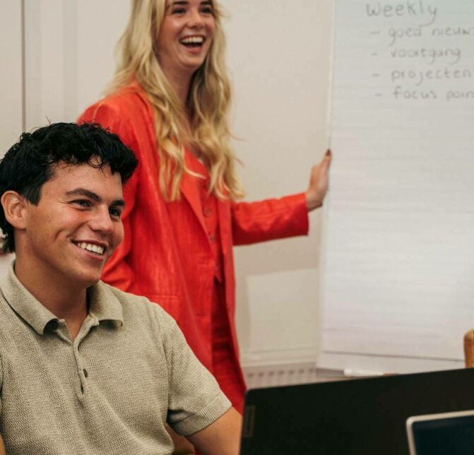 Nine Plus People medewerker overleg lachen