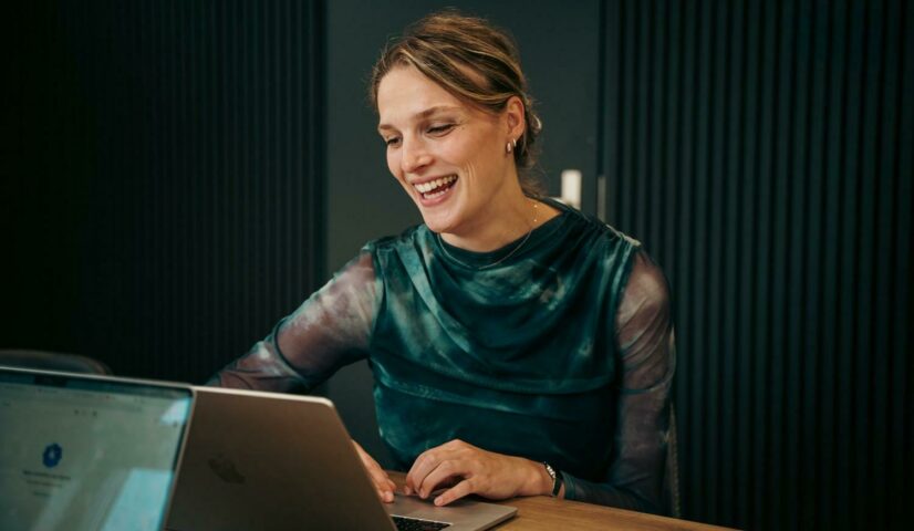 Nine Plus People lachende werknemer goede balans